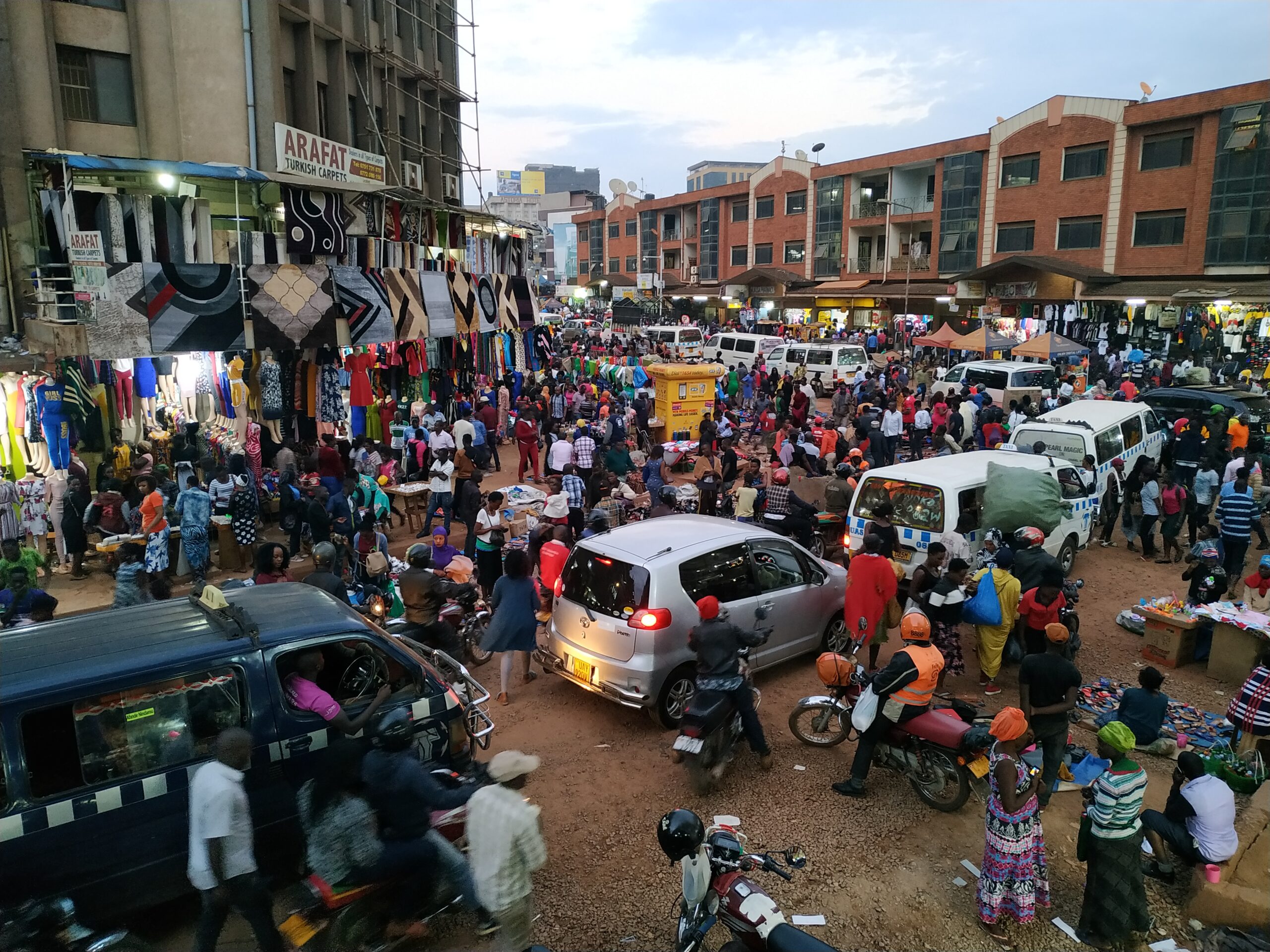 Caos en una calle cualquiera de Kampala
