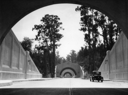 Figueroa Street Tunnels, Los Ángeles, ca. 1930–1931. Courtesy of the Los Angeles Public Library